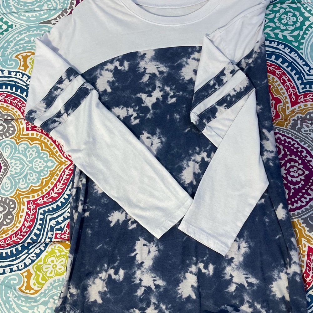 Small , long-sleeve top, blue/white